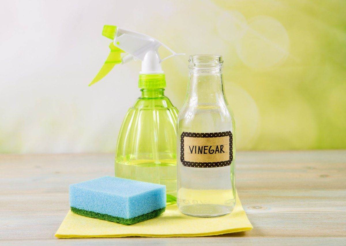 How to Clean Tiled Floors With Vinegar